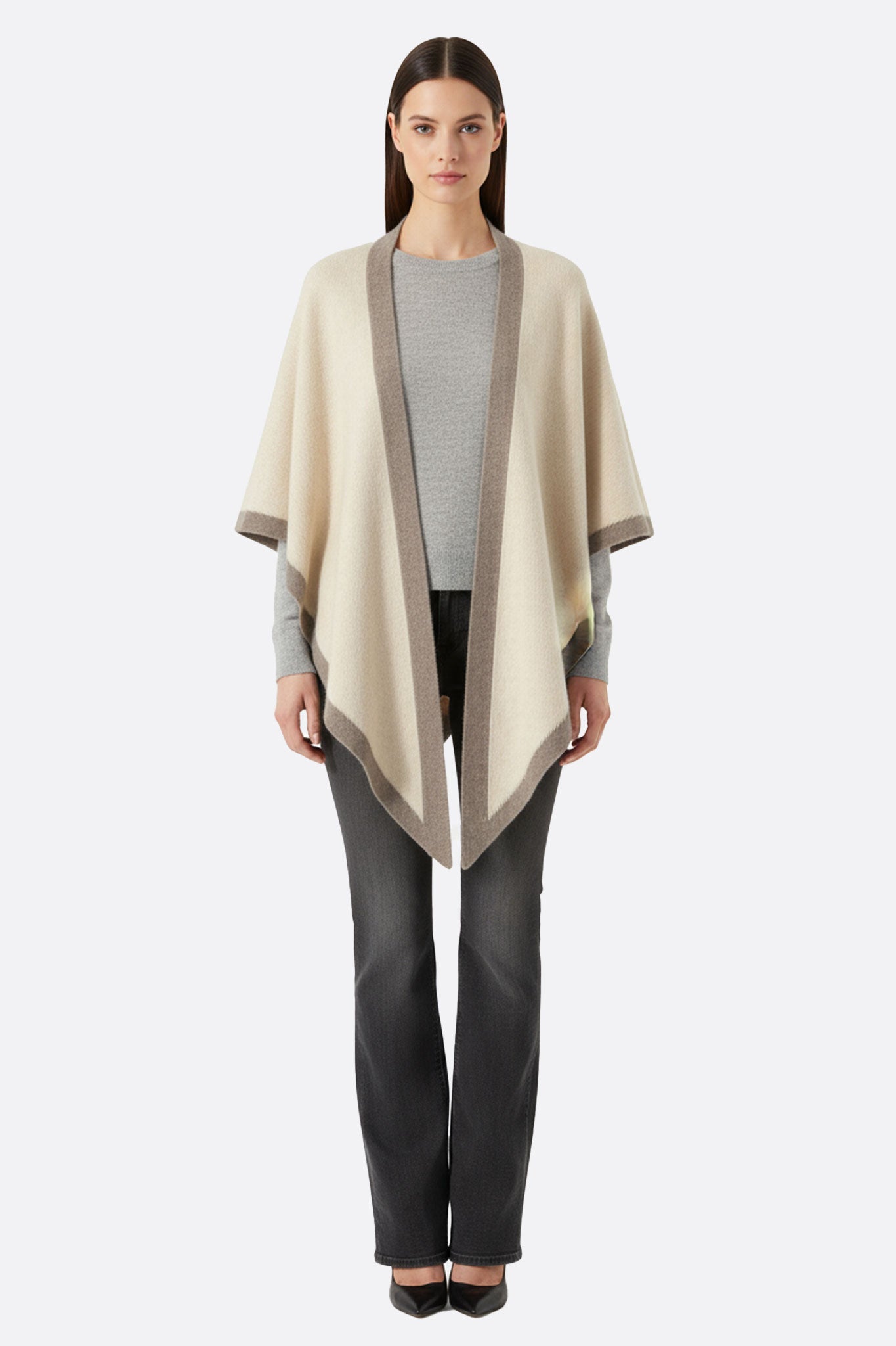 Poncho de cachemira beige con detalles en taupe, accesorio sofisticado y cálido para lucir elegante en días frescos.