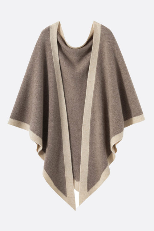 
Détail d'un poncho en cachemire taupe avec des bandes beige, une pièce élégante pour rehausser un look chic au quotidien.



