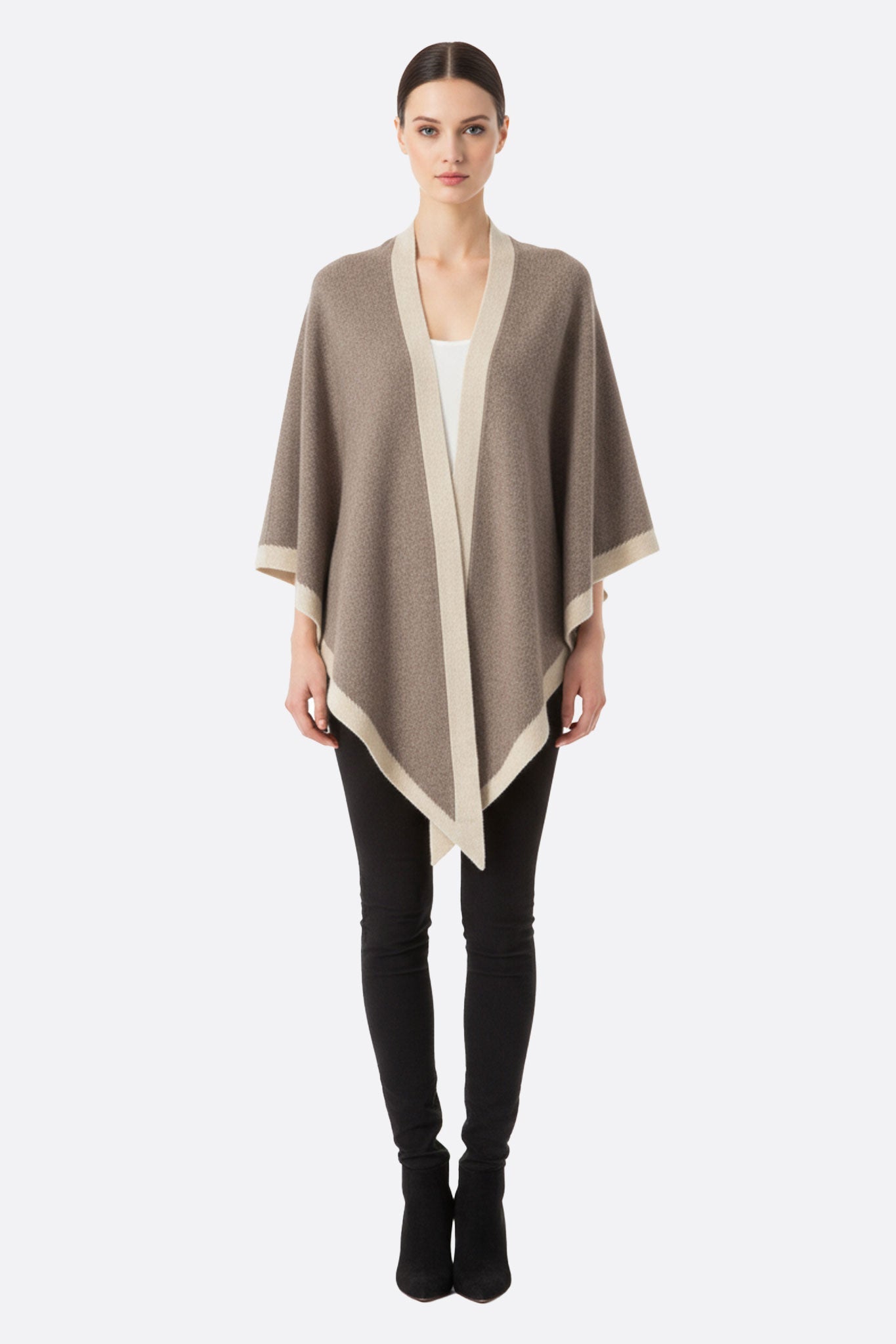 Poncho de cachemire taupe con franjas beige, un accesorio elegante y acogedor para complementar cualquier outfit.
