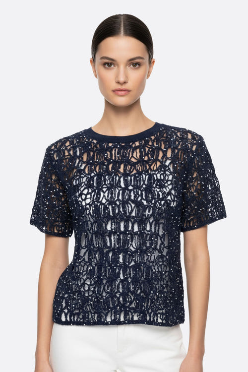 
Pull bleu marine en maille ajourée de mohair et lurex, parfait pour une tenue raffinée lors d'une sortie ou au bureau.



