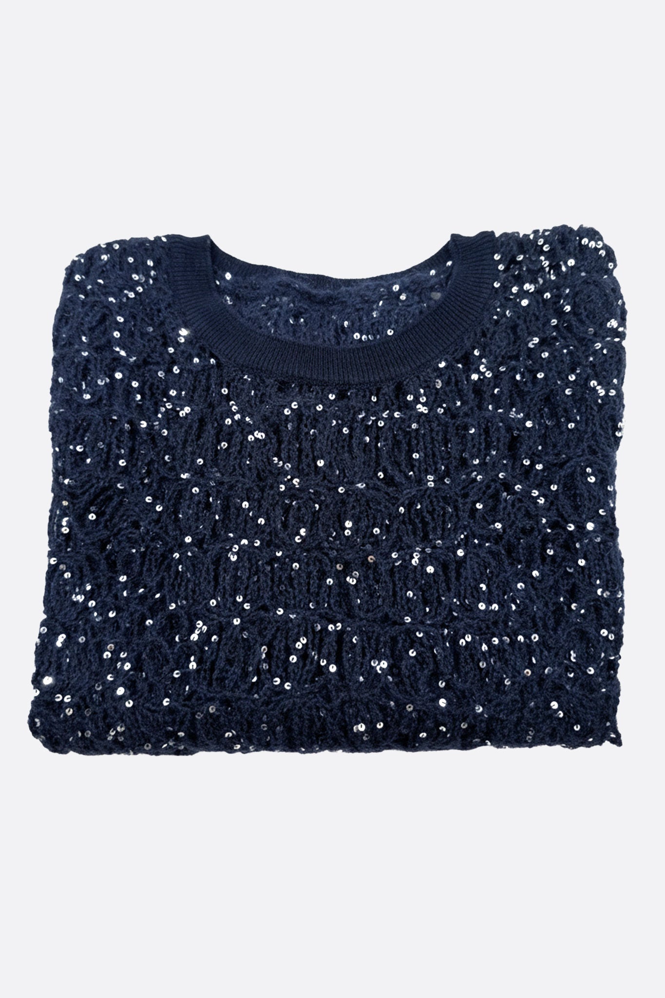 
Détail du pull en maille ajourée bleu marine, mettant en avant la brillance du lurex et les manches courtes élégantes.



