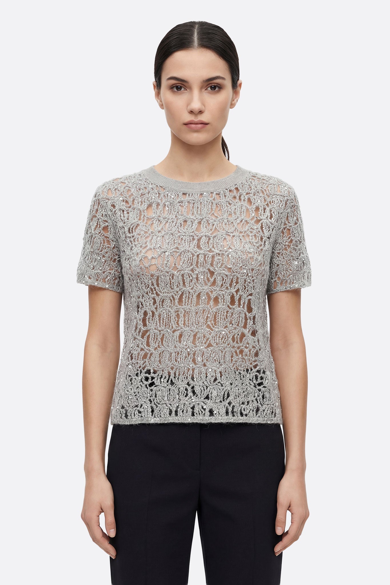 Pull gris perle en maille ajourée de mohair et lurex, à manches courtes, parfait pour un look chic en soirée.