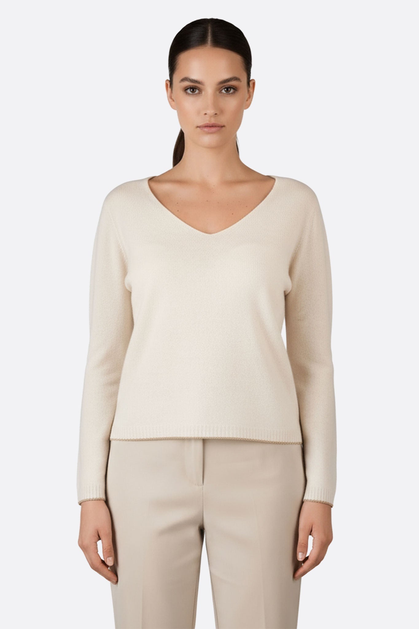 Beige V-neck pullover in merino wool and cashmere with elegant golden accents, perfect for chic evening wear.
