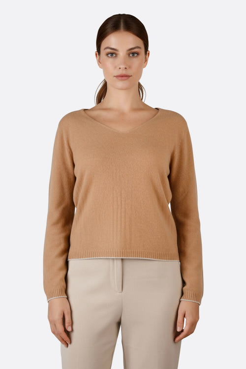 
Pull chic beige en laine mérinos et cachemire, col V, avec finitions grises élégantes, parfait pour une soirée raffinée.



