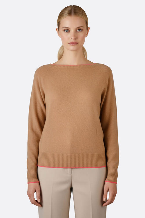 
Pull en laine mérinos camel avec bordures roses fluo, parfait pour un look chic et élégant en toute occasion.



