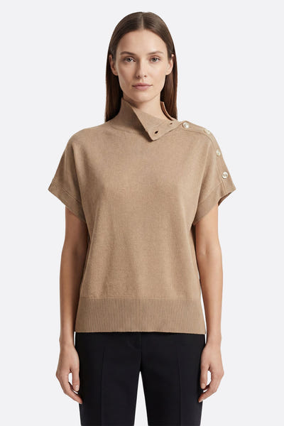 
Poncho pull beige oversize avec col montant boutonné, parfait pour un look chic et décontracté au quotidien.



