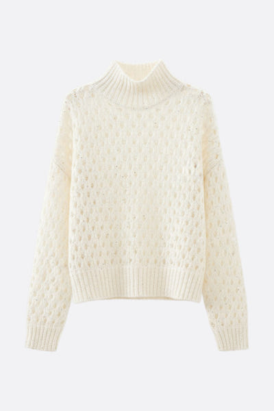 
Zoom sur le col montant ajouré du pull blanc en cachemire, décoré de sequins pour une allure chic et chaleureuse.



