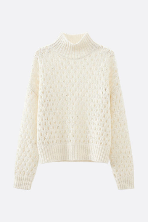 
Zoom sur le col montant ajouré du pull blanc en cachemire, décoré de sequins pour une allure chic et chaleureuse.



