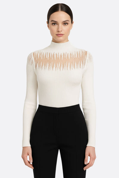 
Pull élégant en maille côtelée blanche avec empiècement nude transparent, parfait pour une tenue chic au quotidien.



