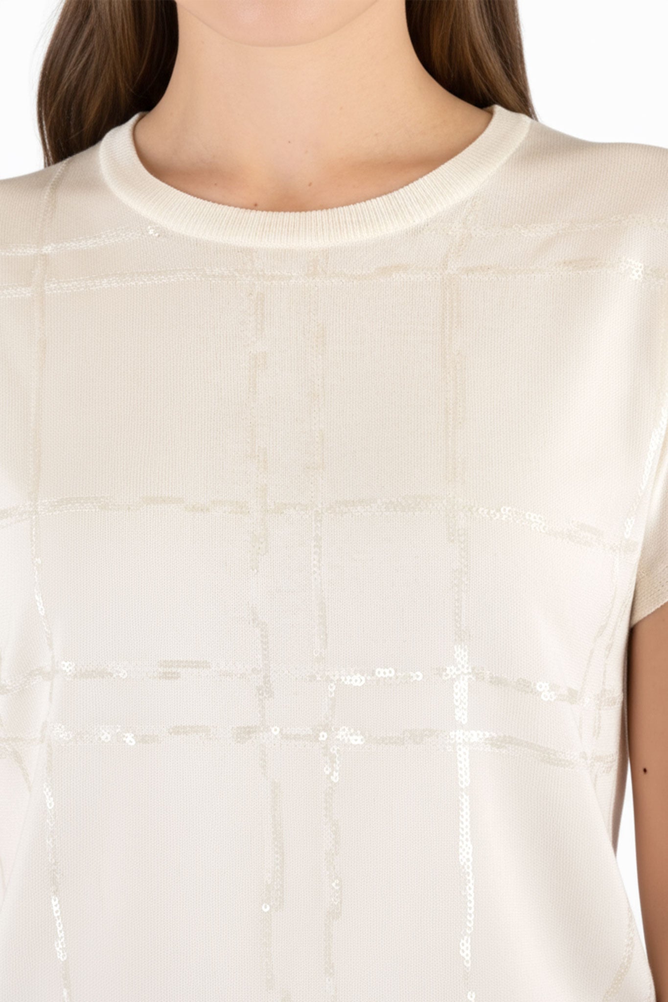 
Détail du dos du pull en maille fine blanche, un essentiel raffiné pour un style contemporain et chic au quotidien.



