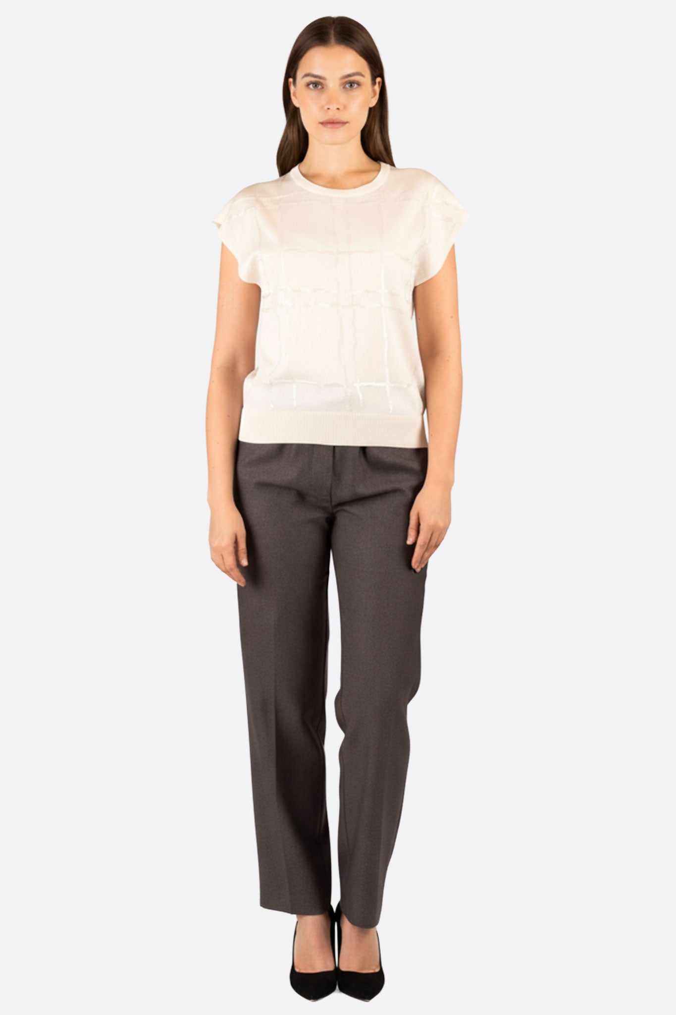 Maglione bianco senza maniche in maglia fine, dal tocco leggero e fluido, perfetto per look sofisticati e versatili.