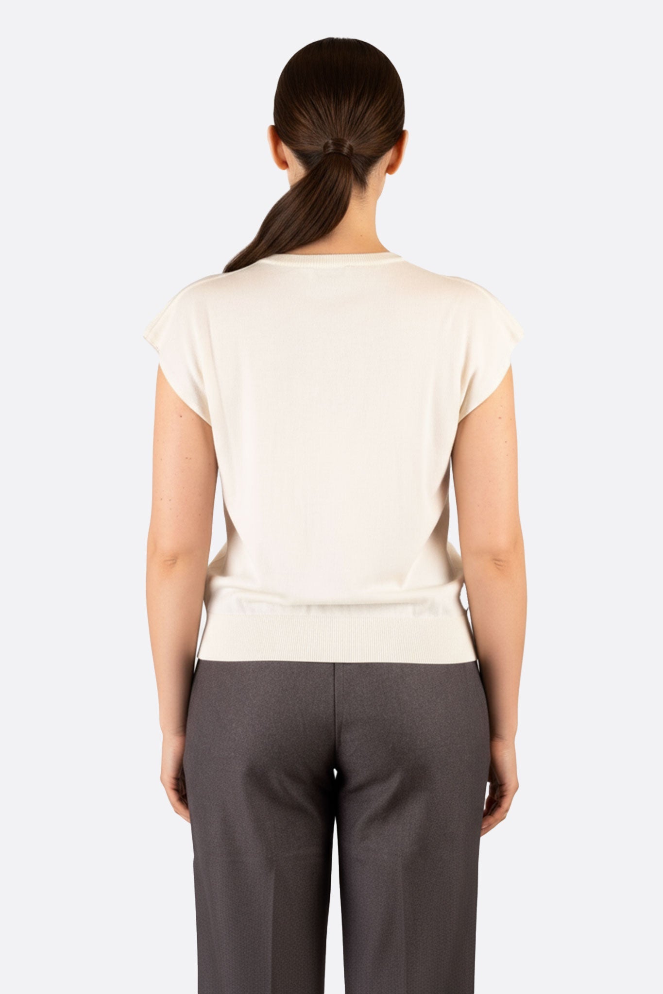 
Détail zoomé sur le pull blanc en maille légère, idéal pour une soirée élégante ou un look décontracté.



