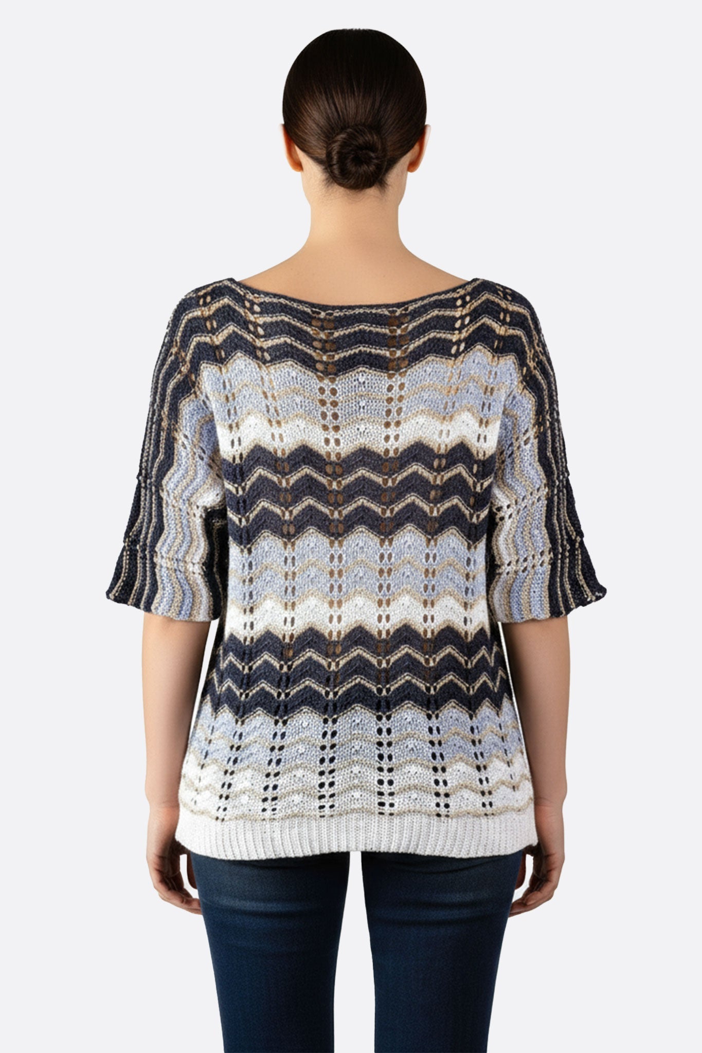 Vue détaillée du pull femme en maille ajourée bleu et blanc avec motif chevron, parfait pour un look moderne et stylé.