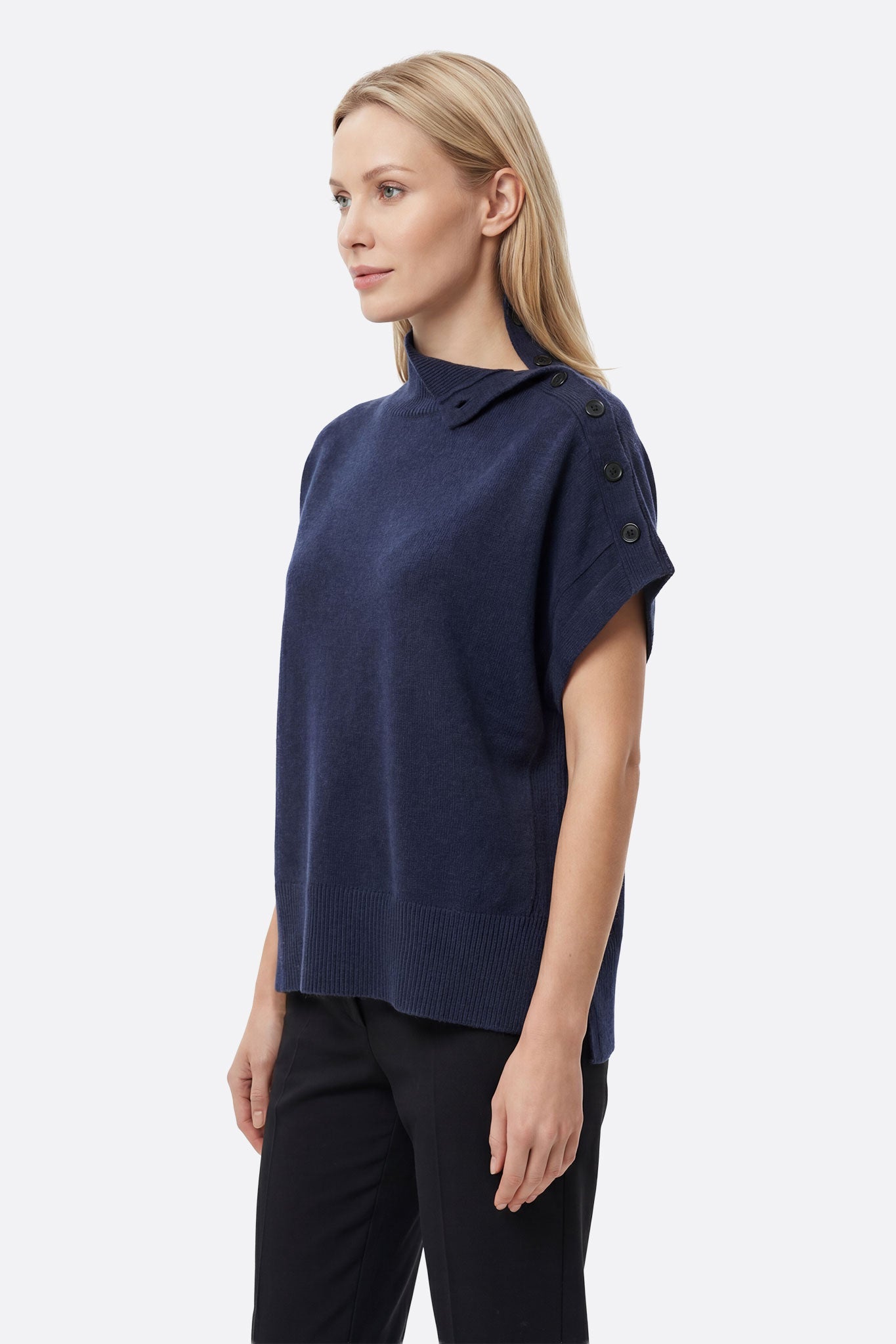 Pull bleu marine oversize à col montant avec boutons, offrant un style élégant et chaleureux pour les journées d'hiver.