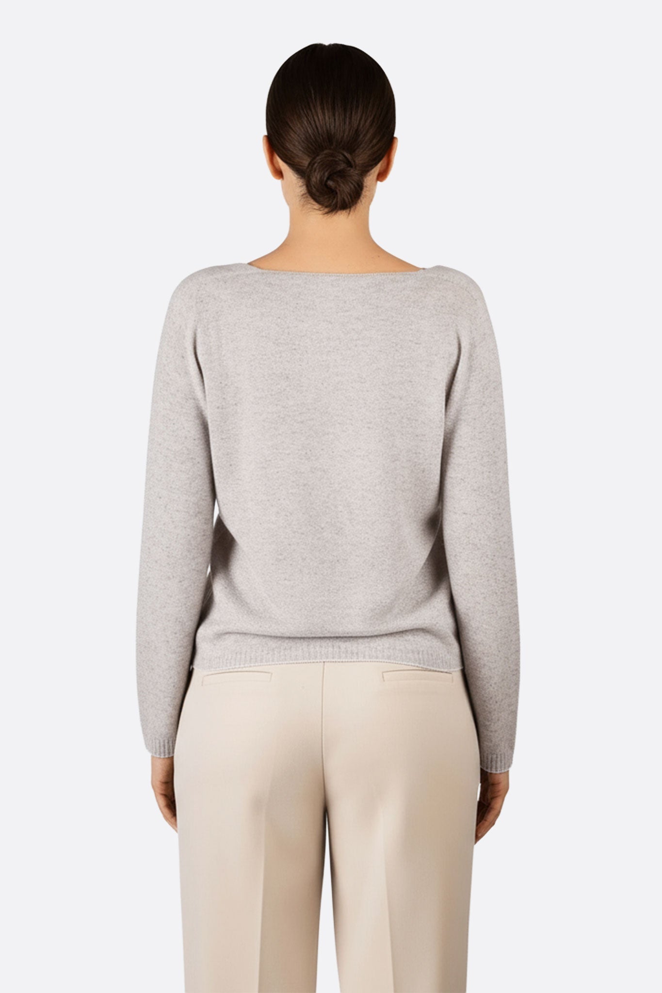
Pull gris en laine mérinos et cachemire, aperçu 3/4 montrant les finitions contrastées pour un style raffiné et élégant.



