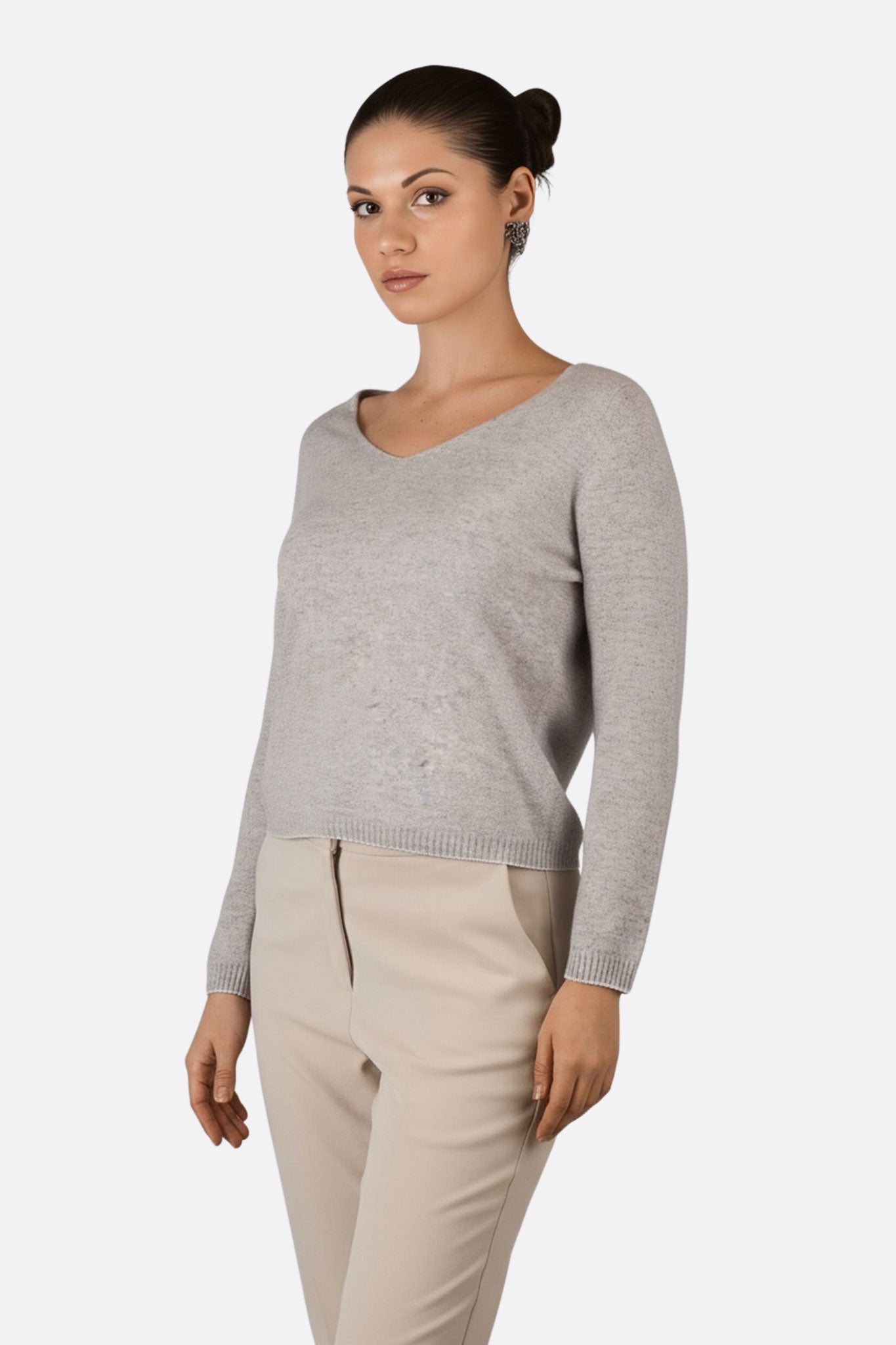 Suéter gris de lana merino y cachemira, con cuello en V refinado y detalles contrastantes, ideal para lucir elegante en...