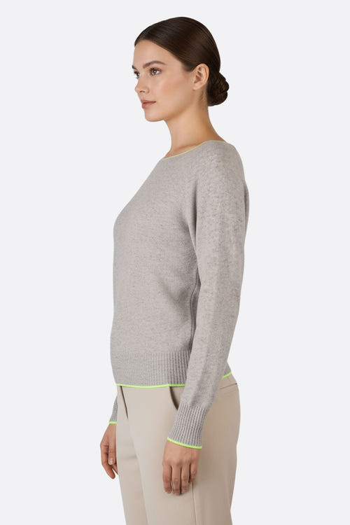 
Détail zoomé sur un pull en laine mérinos et cachemire gris, finitions fluo pour une touche moderne et élégante.



