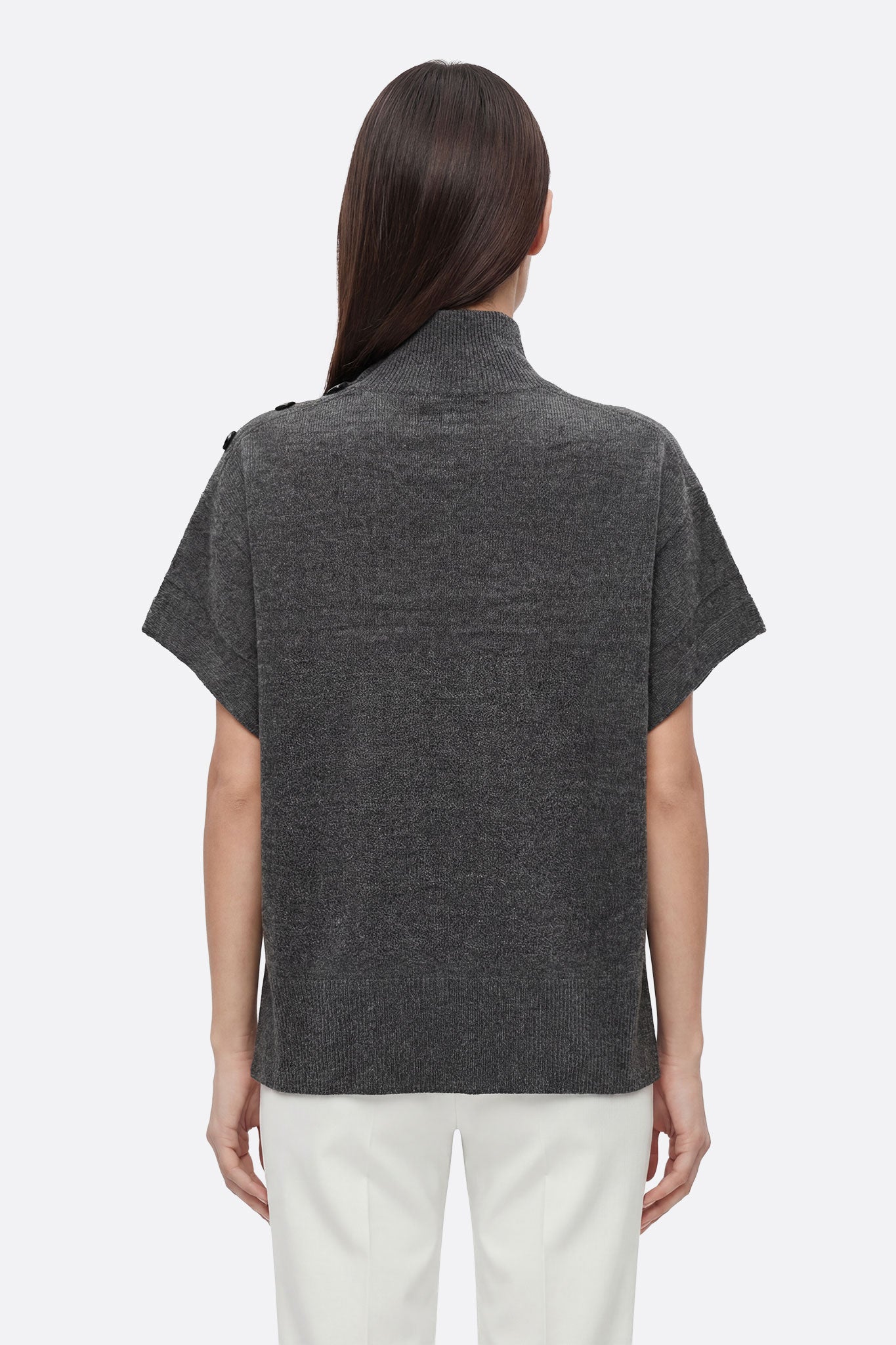 Détails des côtés à pressions du poncho pull gris oversize, parfait pour un look raffiné et douillet au quotidien.