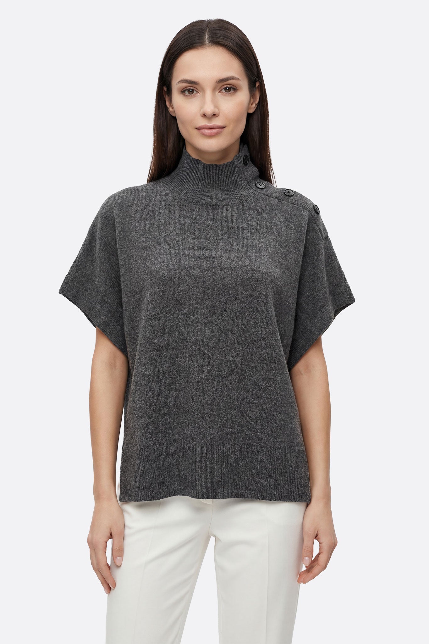 Poncho pull gris oversize à col montant boutonné, idéal pour une tenue chic et confortable en toute saison.