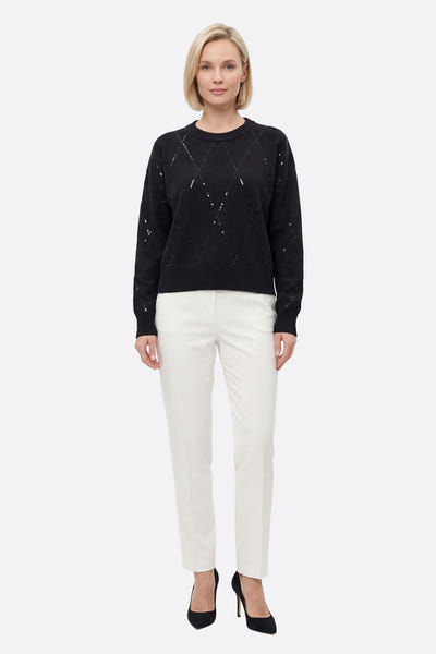 
Pull noir en maille douce agrémenté de détails brillants, idéal pour un style chic au bureau ou en soirée.



