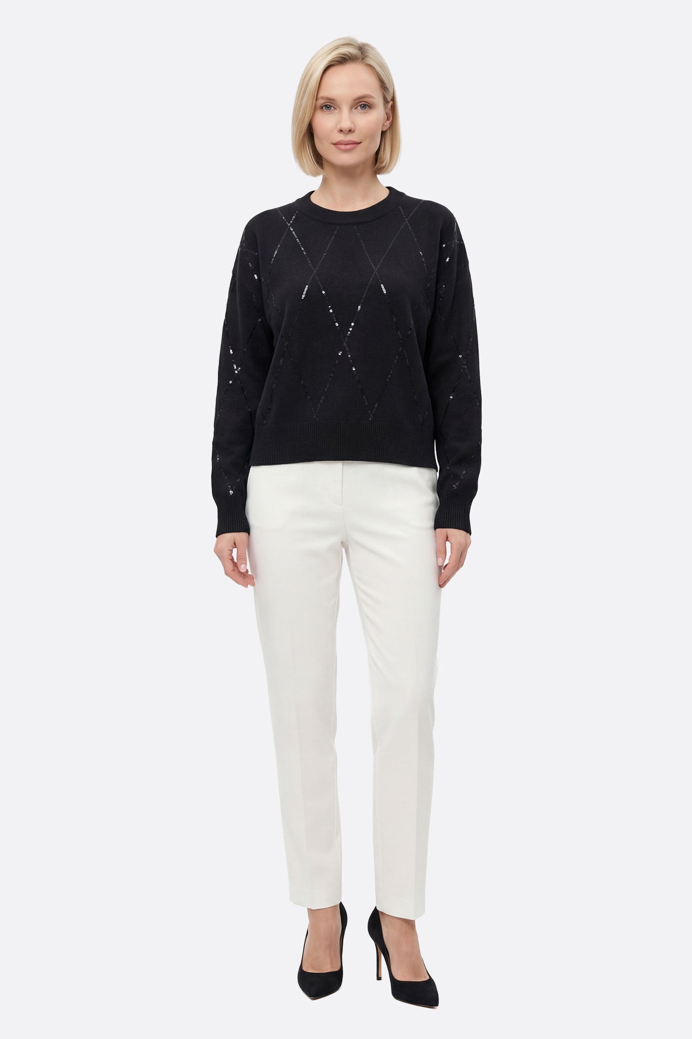 
Pull noir en maille douce agrémenté de détails brillants, idéal pour un style chic au bureau ou en soirée.



