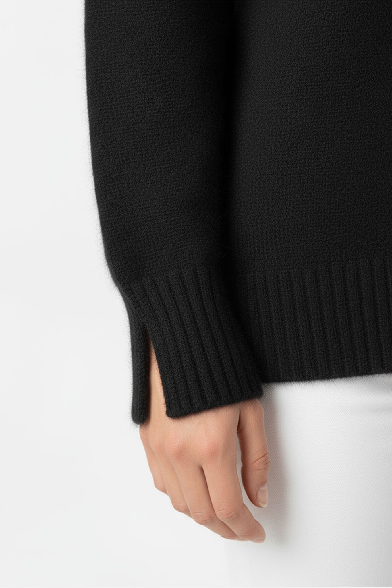 Col montant en mohair d'un pull noir féminin, alliant confort et style raffiné pour une allure chic au quotidien.