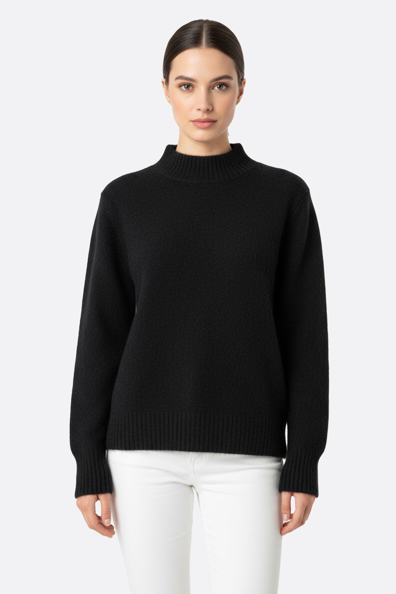 Pull noir en mohair pour femme avec col montant, associé à une allure chic, parfait pour des soirées mémorables et élégantes.