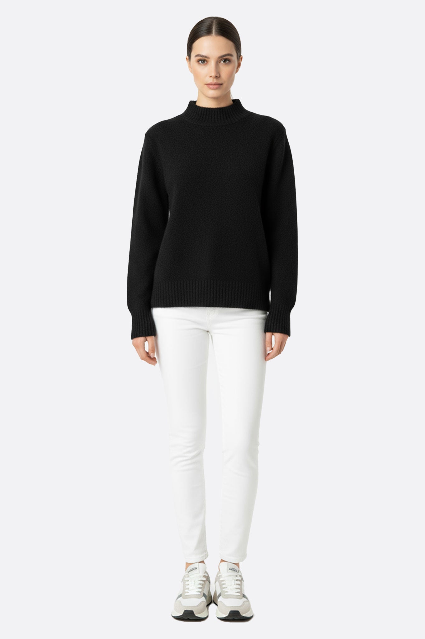 
Détail du col montant du pull noir en mohair, offrant une sensation de douceur parfaite pour un look élégant et chic au...



