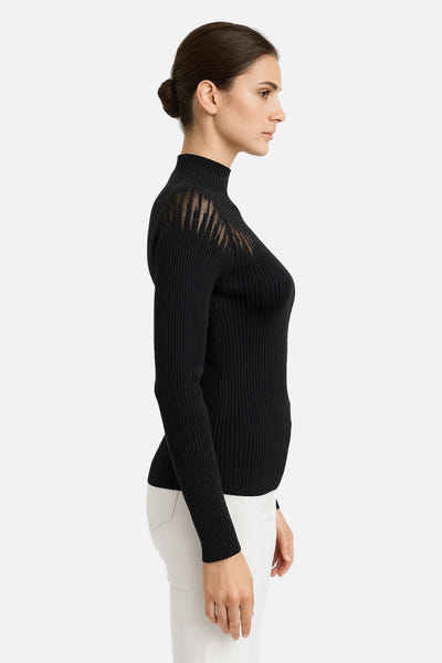 
Pull fin noir à manches longues mettant en valeur un empiècement nude transparent, idéal pour un look raffiné au quotidien.



