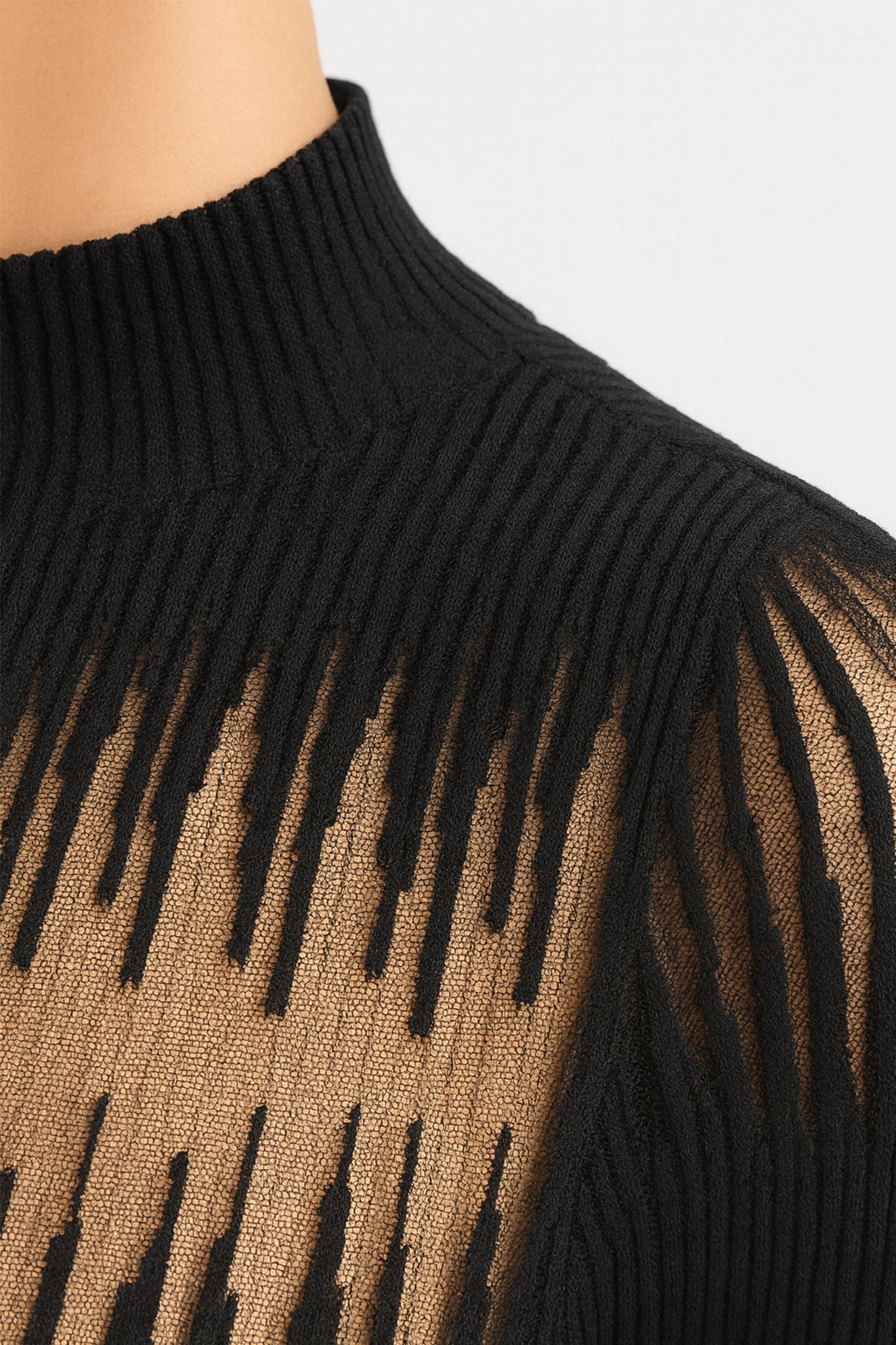 
Pull noir contemporain à manches longues avec un empiècement nude transparent, parfait pour une tenue chic de soirée.



