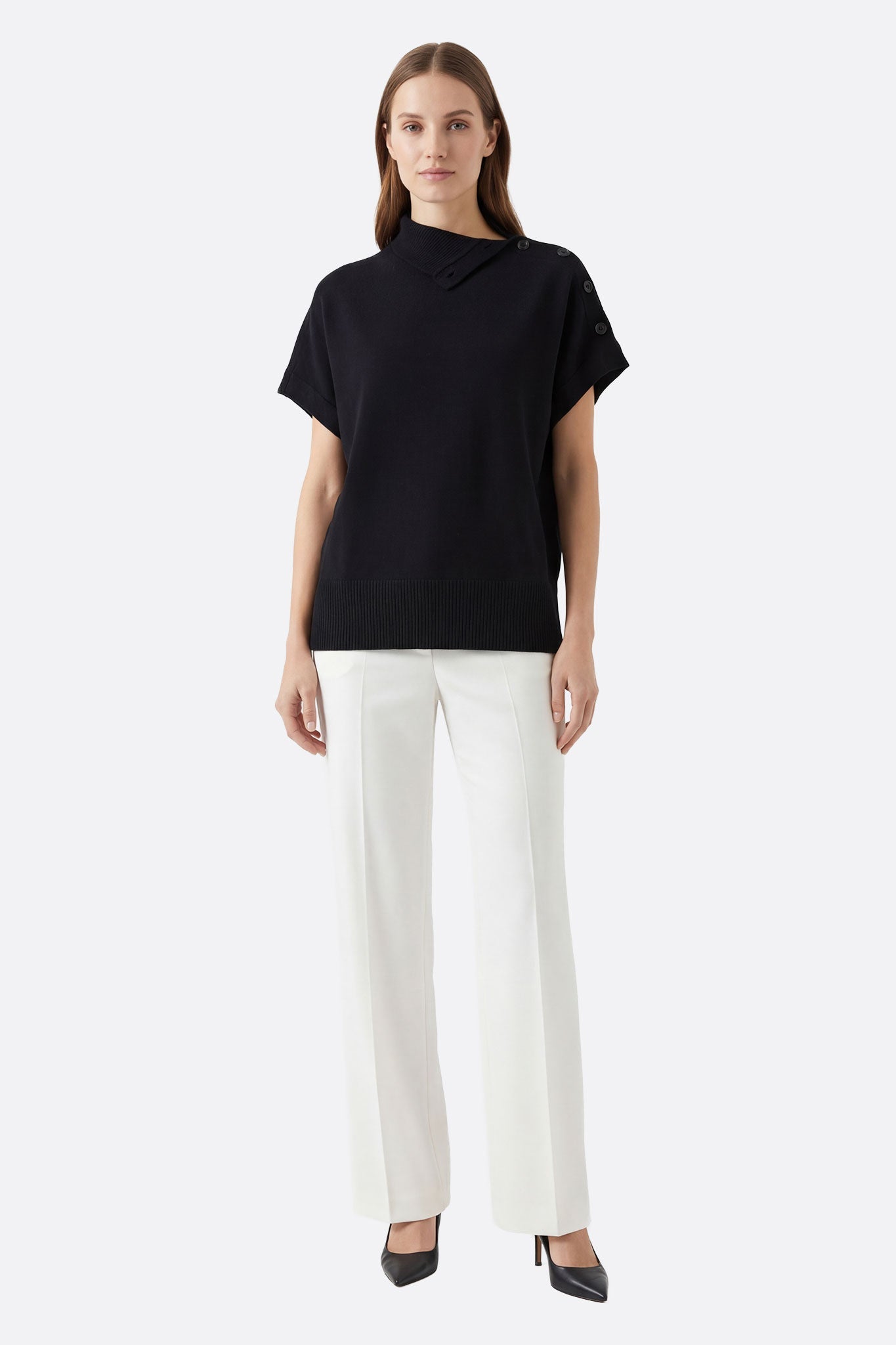 Jersey oversize negro con cuello alto abotonado y detalles de cierres a los lados, perfecto para un look moderno y chic.