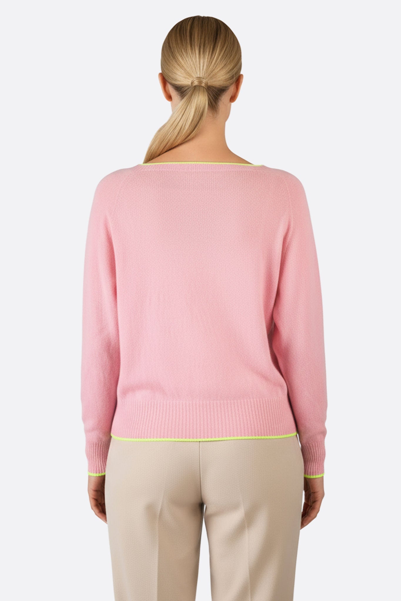 Maglione rosa in morbida lana merinos e cachemire, con dettagli giallo fluo, perfetto per un look elegante e originale.