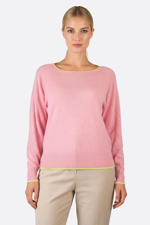 
Pull chic rose en laine mérinos et cachemire, avec détails jaune fluo, parfait pour une soirée élégante.



