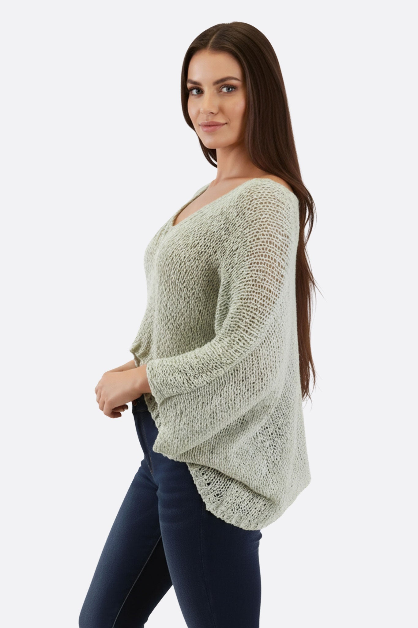 
Détail sur le pull en maille ajourée turquoise, mettant en avant la texture et la légèreté, idéal pour un look élégant.



