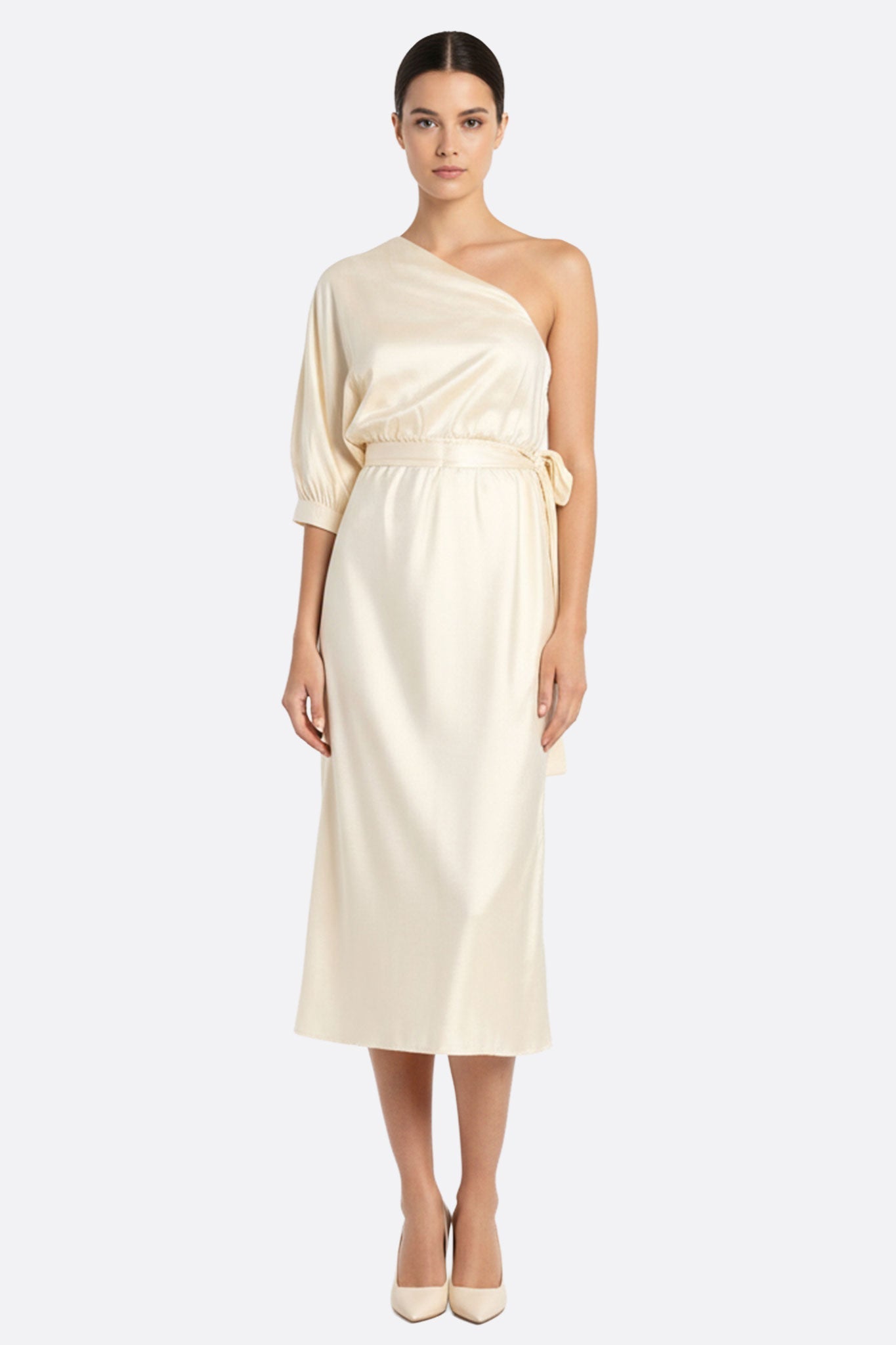 
Robe drapée en satin écru, silhouette asymétrique chic, idéale pour une soirée élégante ou un événement raffiné.



