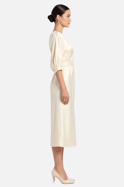 
Détail élégant de la robe asymétrique en satin blanc écru, mettant en valeur le drapé soyeux et moderne pour occasions...



