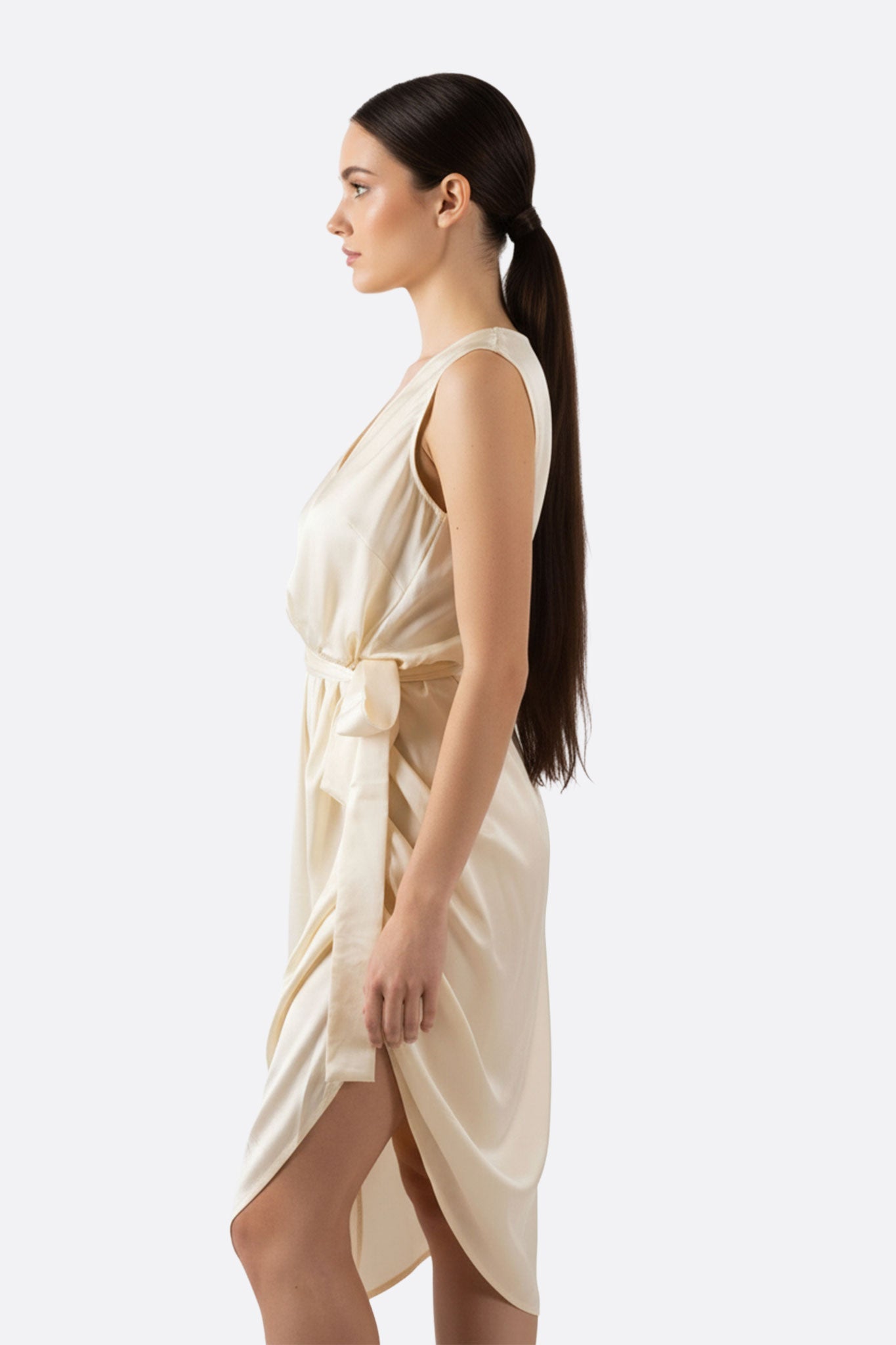 Feminine asymmetrische Robe in fließendem, edlen Satin in Weiß-Ecru, perfekt für glamouröse Anlässe und raffinierte Stylings.