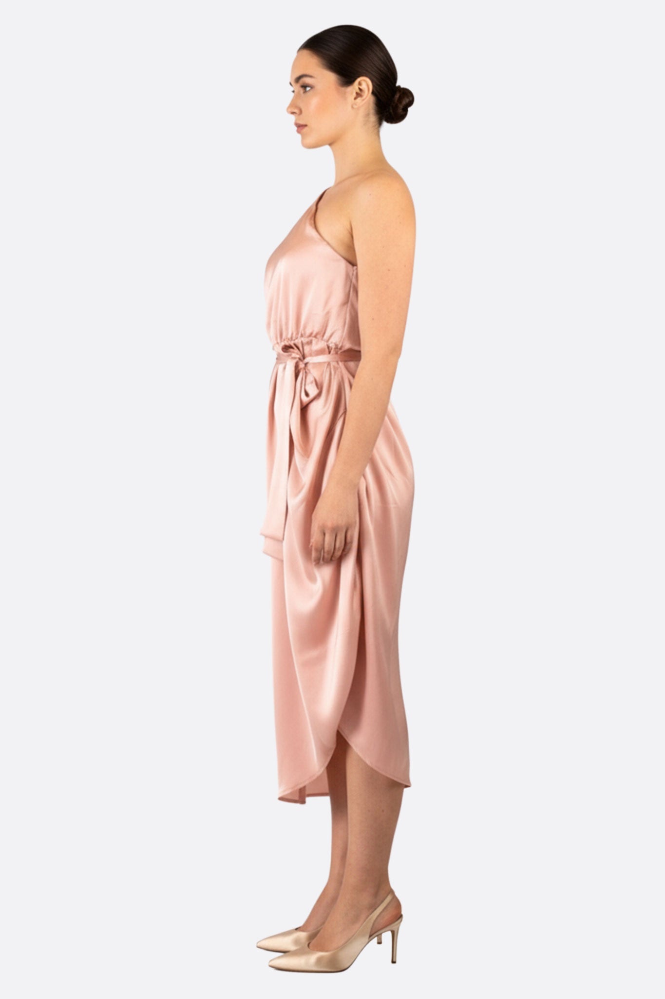 
Détail d'une robe satinée rose poudré au drapé moderne, idéal pour une occasion raffinée ou un cocktail.



