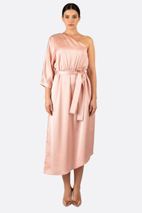 Robe asymétrique drapée en satin rose poudré