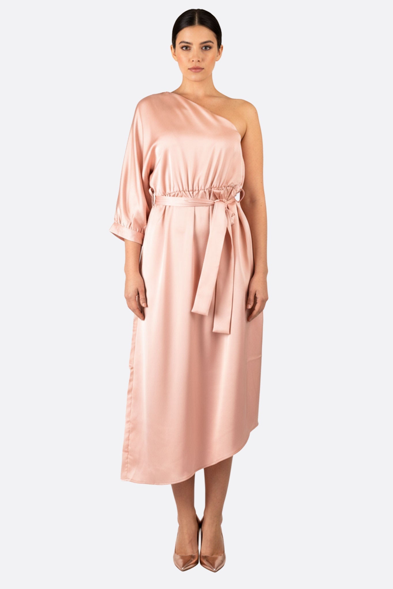 
Robe drapée en satin rose poudré, style asymétrique, parfaite pour une soirée élégante ou un événement chic.



