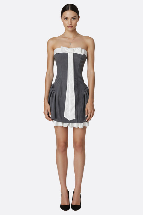 
Robe courte grise au style rétro-chic, mettant en valeur un nœud blanc délicat, idéale pour une sortie raffinée.



