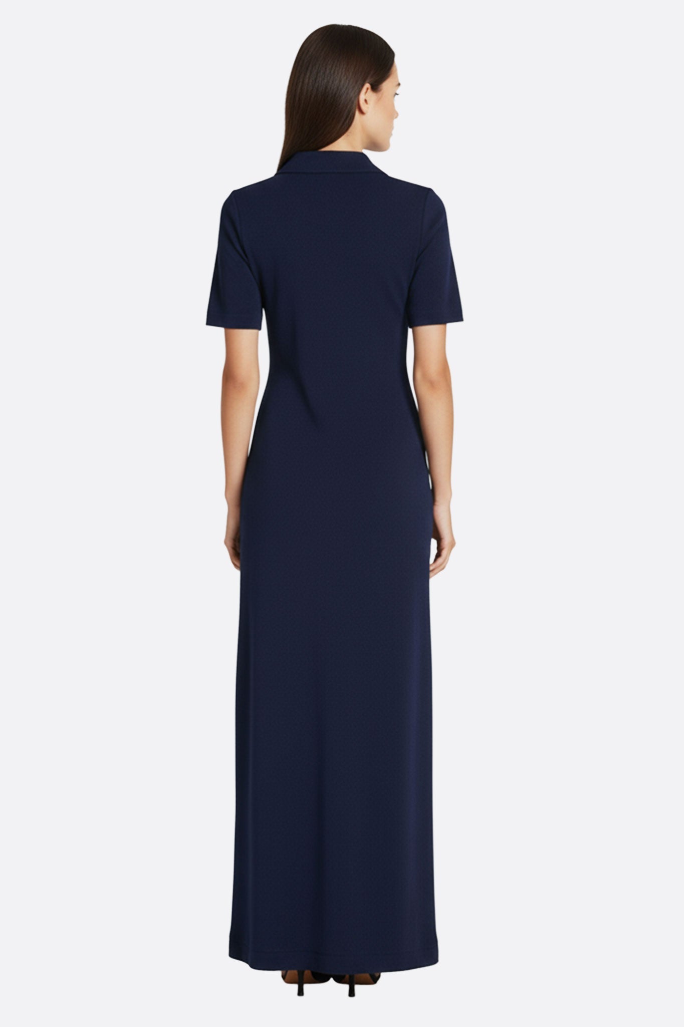 
Détail de la robe chemise en bleu marine, soulignant la texture du tissu et la fente haute pour une silhouette raffinée.



