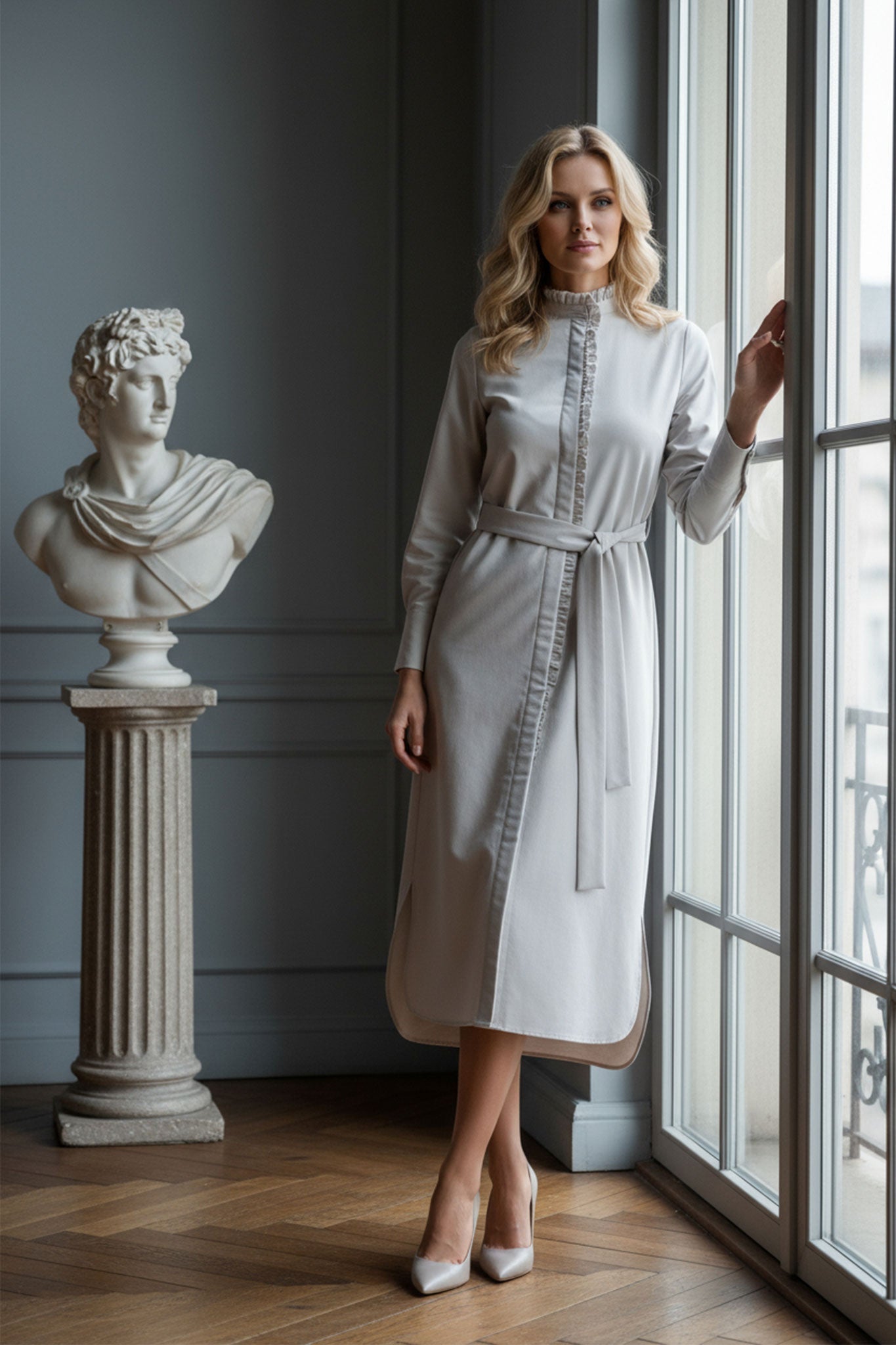 Vielseitige graue Hemdbluse mit langen Ärmeln, tailliertem Gürtel und elegantem Schnitt für stilvolle Alltagslooks.