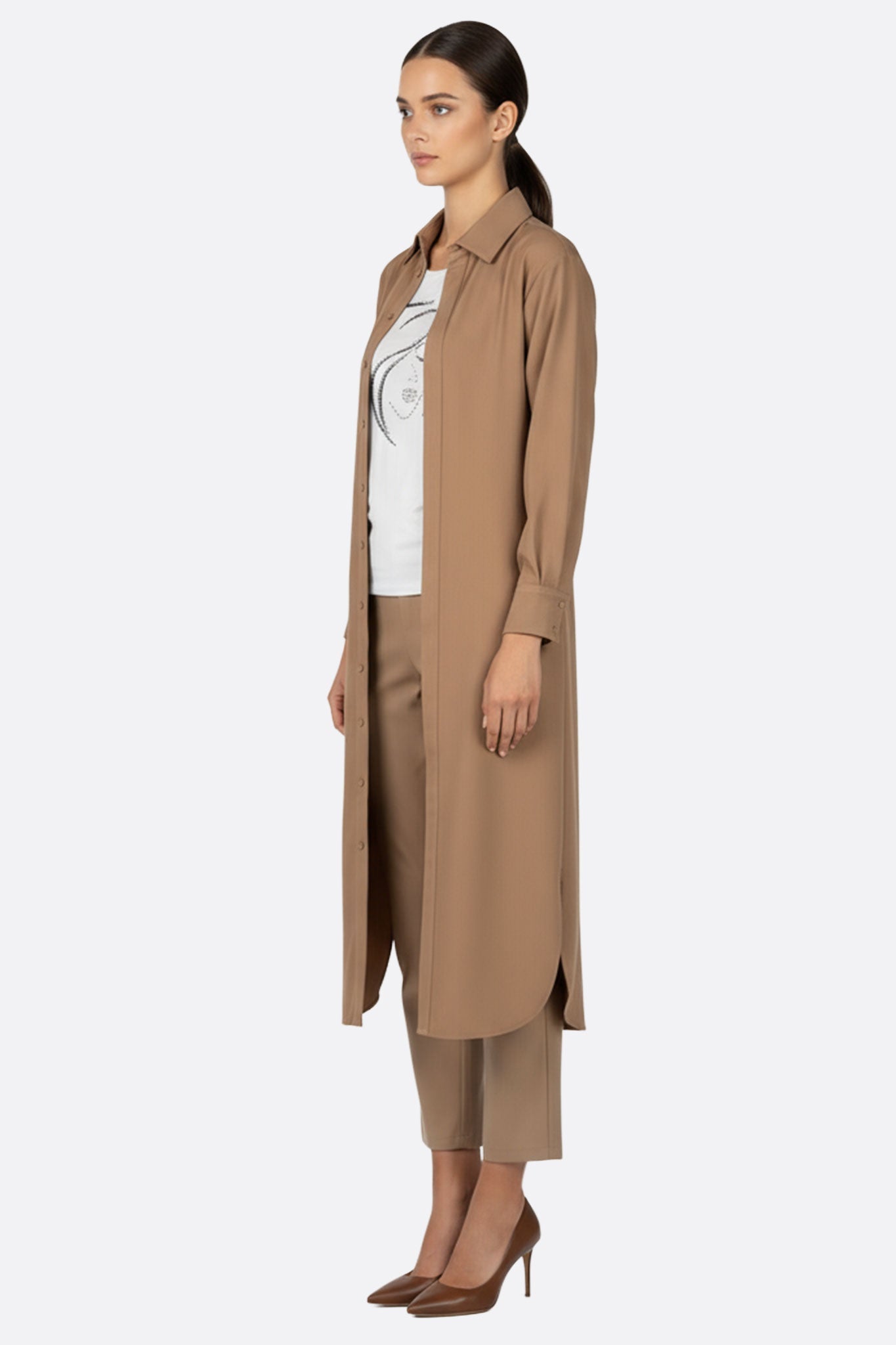 Robe-chemise beige fluide, vue 3/4 mettant en valeur ses boutons raffinés, idéale pour un look chic au quotidien.