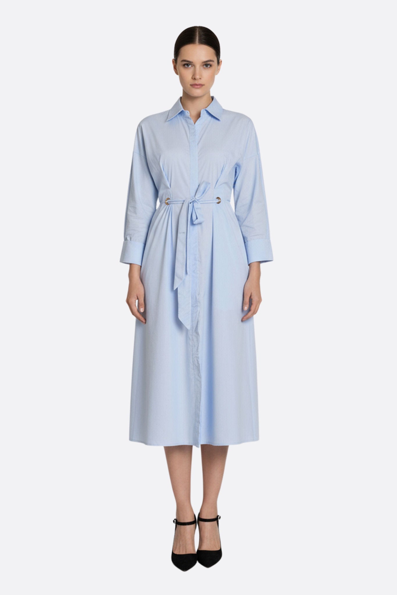 Abito camicia lungo blu a taglio fluido, realizzato in tessuto leggero, ideale per occasioni eleganti e look raffinati.