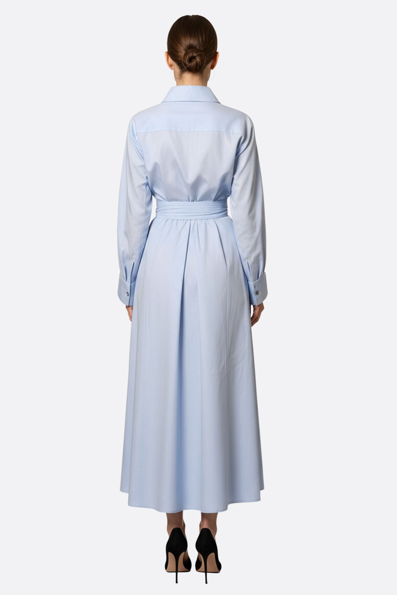 Abito camicia lungo blu a taglio fluido, realizzato in materiale leggero, perfetto per eventi eleganti e stili raffinati.