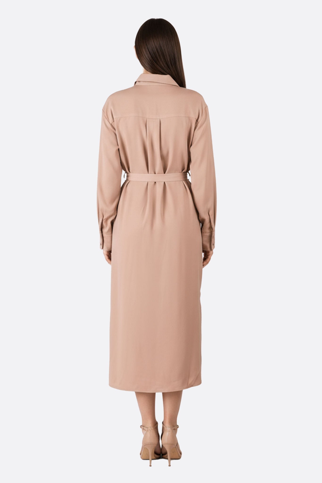 
Robe chemise longue beige camel, mise en valeur par une ceinture, pour un style moderne et élégant en toute occasion.




