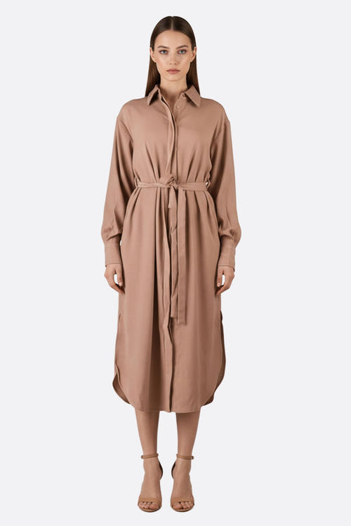 
Robe chemise longue beige camel avec ceinture, parfaite pour un look chic et élégant au quotidien.



