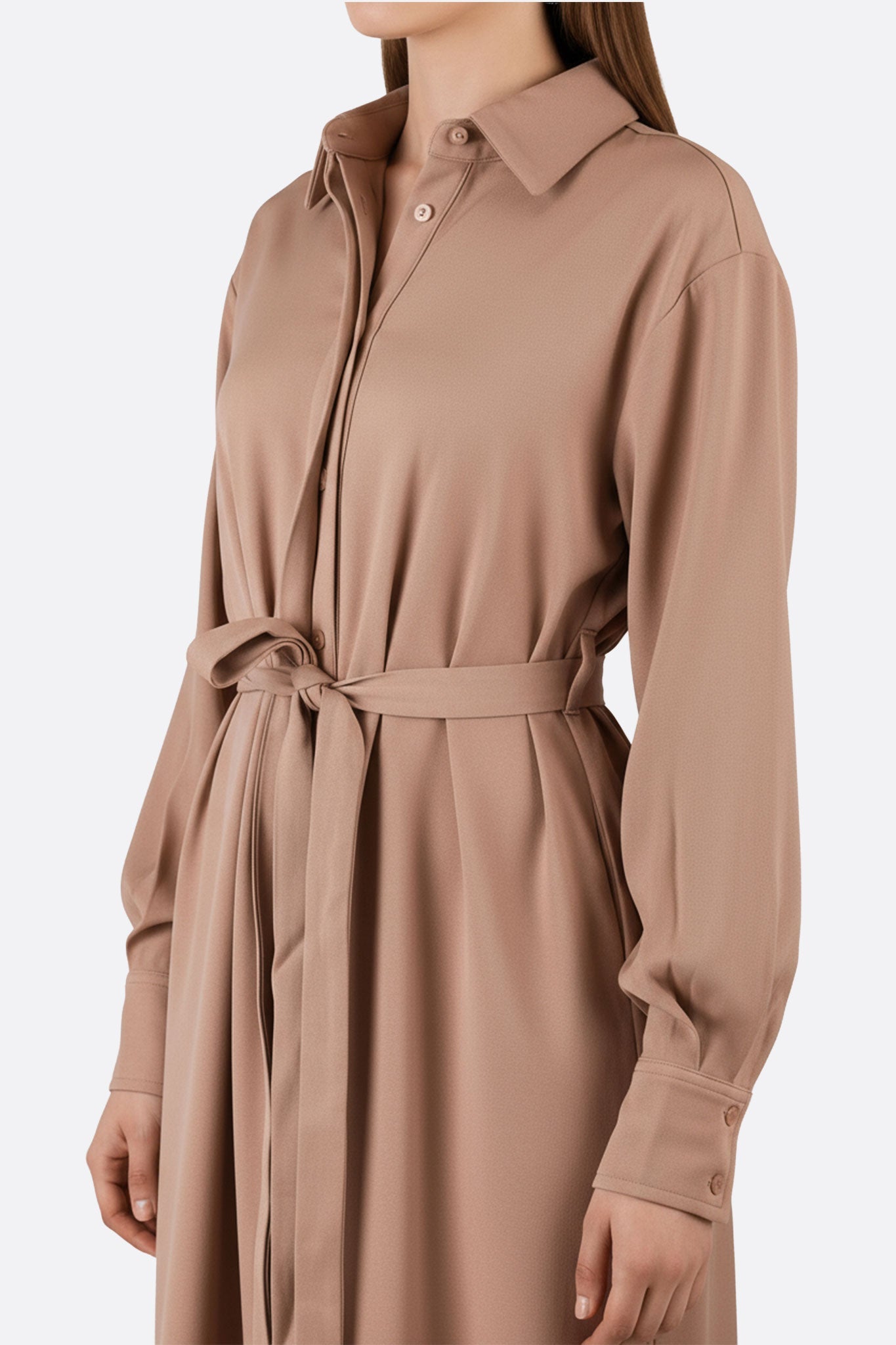 Robe chemise longue ceinturée beige camel, vue alternative mettant en avant sa coupe fluide et son élégance intemporelle.