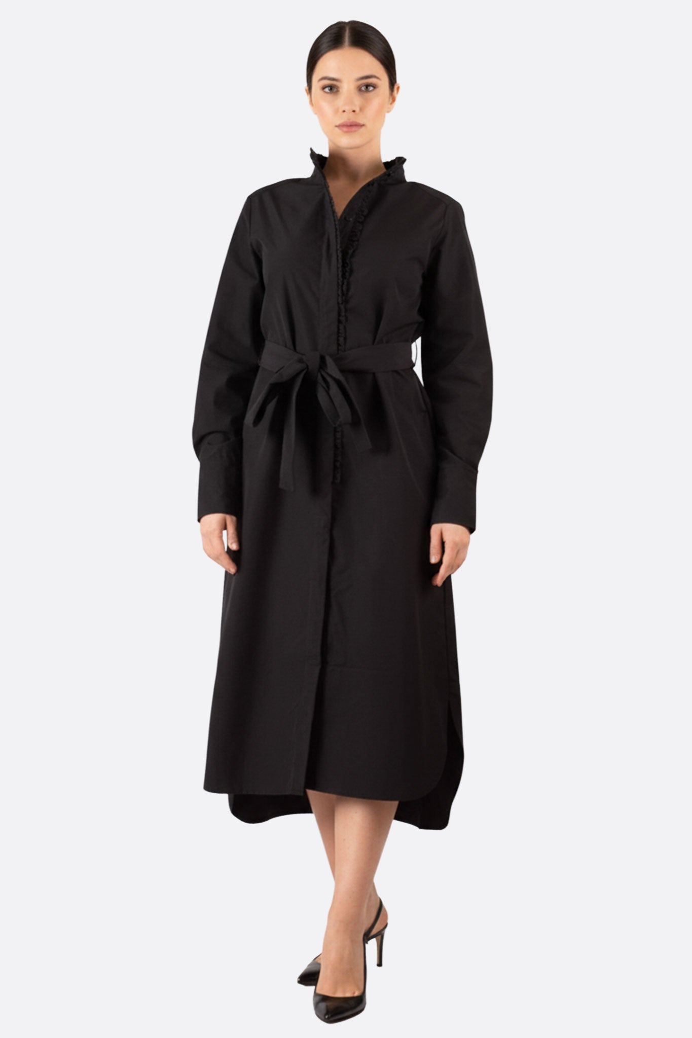 Robe chemise noire ceinturée, élégante et moderne, parfaite pour les soirées sophistiquées ou le quotidien chic.
